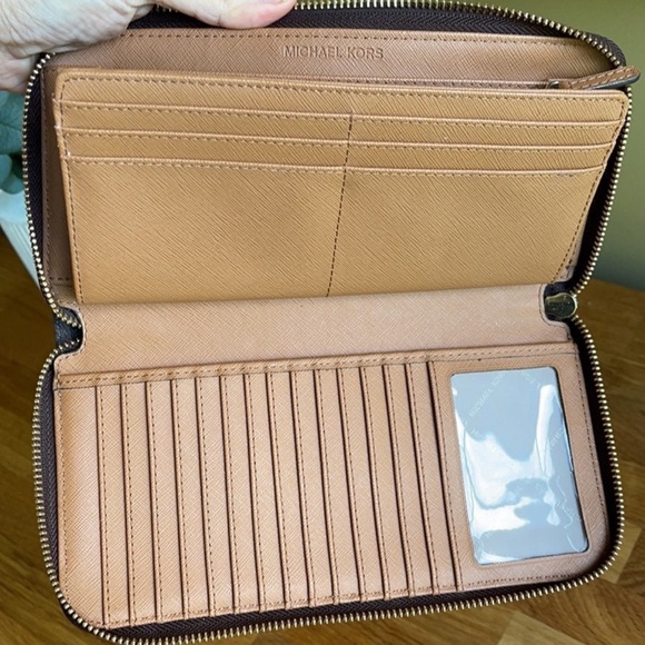 Michael Kors Signature Large Wallet - Picture 7 of 9